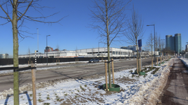 901372 Gezicht op de achter- en zijgevel van het GGD Corona XL Testpaviljoen op parkeerplaats P2 van de Jaarbeurs ...